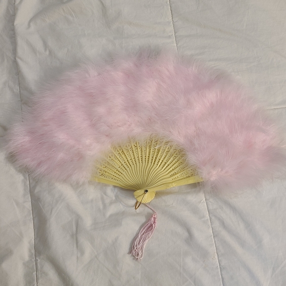 Vintage Fluffy Pink Feather Hand Fan. - Picture 4 of 10